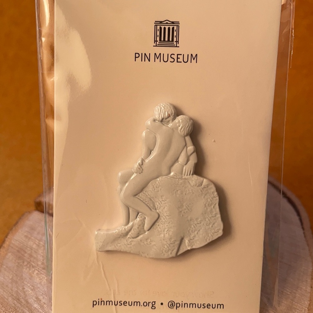 Lovers kissing pin